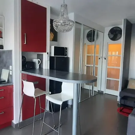 Air-conditioned Crystal With Attached Garage شقة