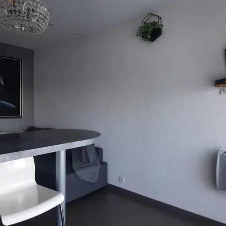 Air-conditioned Crystal With Attached Garage شقة آجد