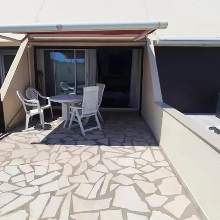 Air-conditioned Crystal With Attached Garage شقة